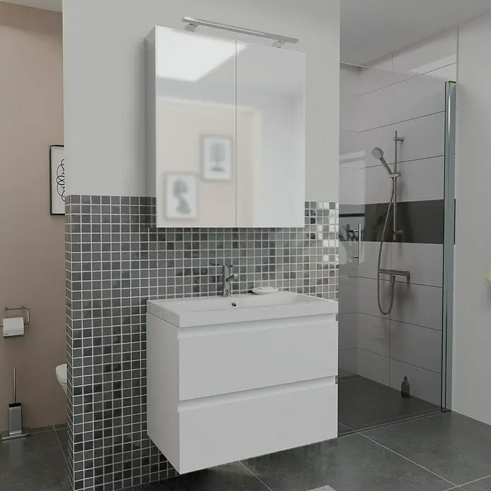 Camargue Espacio Badmöbel-Set G12 - 80 cm, Gama weiß matt - Badezimmer mit einem weißen Waschtischunterschrank und einem Spiegelschrank. Die grauen Mosaikfliesen verleihen dem Raum eine moderne Note.