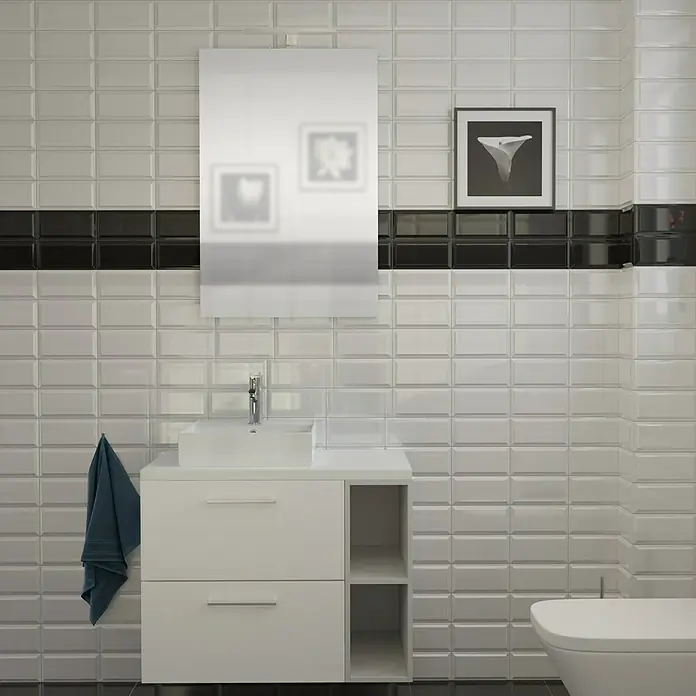 Badmöbel-Set G71 - 80 cm, Mira - Elegantes Badezimmer mit weißen Fliesen, schwarzem Akzentband und einem modernen Waschtisch mit Waschbecken und Spiegel.