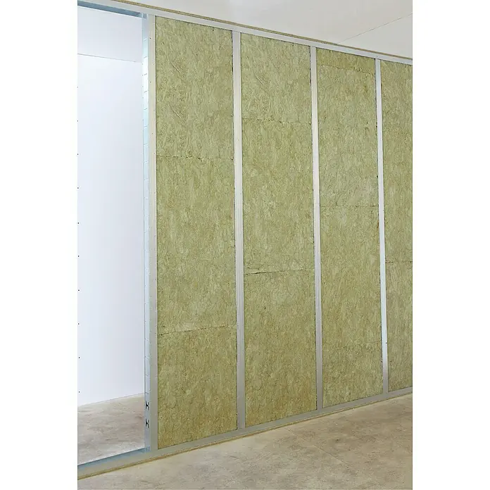 Rockwool Steinwolle Sonorock Akustik Trennwandplatte - Stärke: 45 mm, Wärmeleitfähigkeit: 0,04 W/(mK) - Aufnahme einer Wand mit Dämmmaterial zwischen Metallrahmen, die eine effektive Wärme- und Schallisolierung bietet.