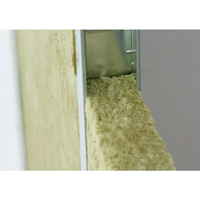Rockwool Steinwolle Sonorock Akustik Trennwandplatte - Stärke: 45 mm, Wärmeleitfähigkeit: 0,04 W/(mK) - Detailaufnahme von gelber Glaswolle-Isolierung in einem Metallrahmen, die in einer Wand verbaut ist. Die Isolierung dient der Wärme- und Schalldämmung.