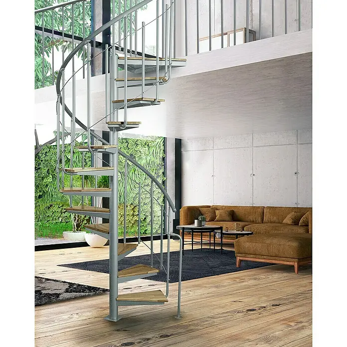 Atrium Spindeltreppe Solo Vertical - Farbton Metall: RAL 9006, Durchmesser: 120 cm, Stahl, Buche, Geschosshöhe: 264 cm - 286 cm - Diese Aufnahme zeigt eine elegante Wendeltreppe in einem modern gestalteten Wohnraum mit Holzfußboden und minimalistischer Einrichtung.