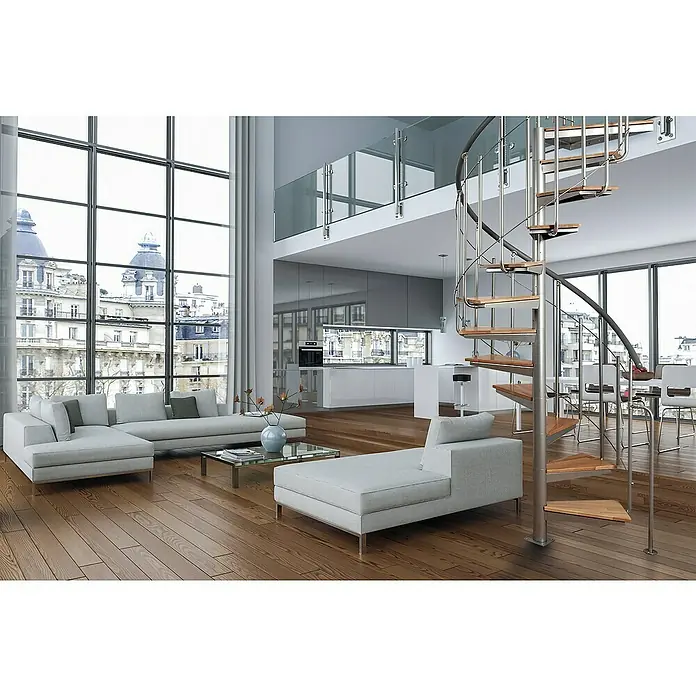 Atrium Spindeltreppe Solo Vertical - Farbton Metall: RAL 9006, Durchmesser: 120 cm, Stahl, Buche, Geschosshöhe: 264 cm - 286 cm - Helle, moderne Wohnung mit Wendeltreppe aus Stahl und Holz, die das offene Wohnzimmer mit der oberen Etage verbindet.