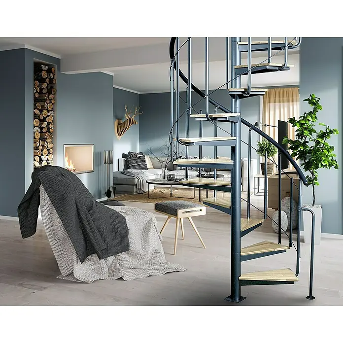 Atrium Spindeltreppe Solo Vertical - Farbton Metall: RAL 9005, Durchmesser: 120 cm, Stahl, Buche, Geschosshöhe: 264 cm - 286 cm - Ein elegantes Interieur mit einer Wendeltreppe, die ein modernes Wohndesign mit Funktionalität verbindet.