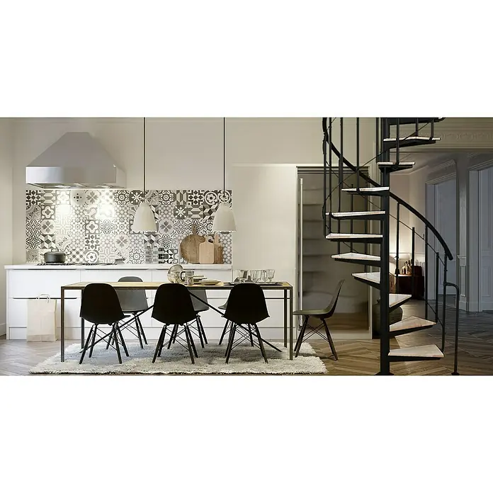 Atrium Spindeltreppe Solo Vertical - Farbton Metall: RAL 9005, Durchmesser: 120 cm, Stahl, Buche, Geschosshöhe: 264 cm - 286 cm - Innenaufnahme eines modern eingerichteten Raumes mit einer eleganten Wendeltreppe im Vordergrund.
