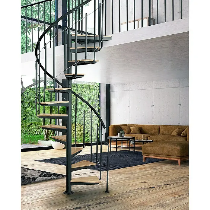 Atrium Spindeltreppe Solo Vertical - Farbton Metall: RAL 9005, Durchmesser: 120 cm, Stahl, Buche, Geschosshöhe: 264 cm - 286 cm - Detailaufnahme einer eleganten Wendeltreppe mit Holzstufen und schwarzem Metallgeländer in einem modernen Wohnraum. Die Treppe fügt sich nahtlos in das Interieur ein.