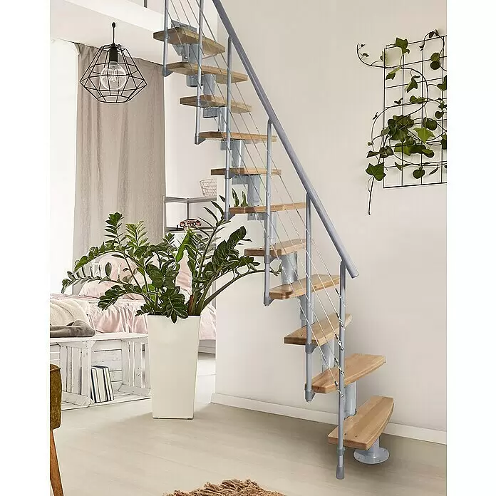 Atrium Raumspartreppe Mini Plus Linco - Farbton Metall: RAL 9006, Breite: 60 cm, Buche, Geschosshöhe: 222 cm - 300 cm - Moderne Raumspartreppe mit hellen Holzstufen, grauem Metallrahmen und Edelstahlseilgeländer, die in einem hellen Raum aufsteigt.