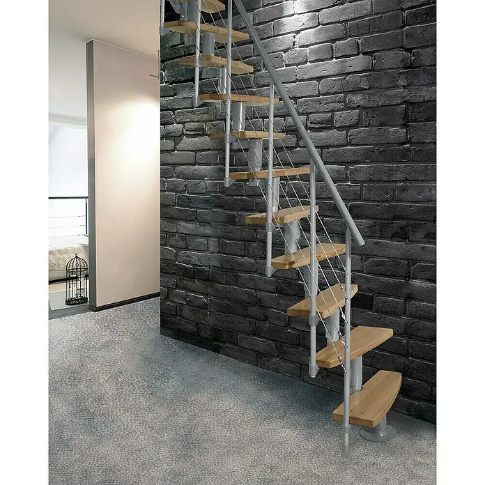 Atrium Raumspartreppe Mini Plus Linco - Farbton Metall: RAL 9006, Breite: 60 cm, Buche, Geschosshöhe: 222 cm - 300 cm - Elegante Treppe mit Holzstufen und Stahlgeländer vor einer dunklen Backsteinwand. Modernes Design für stilvolle Innenräume.