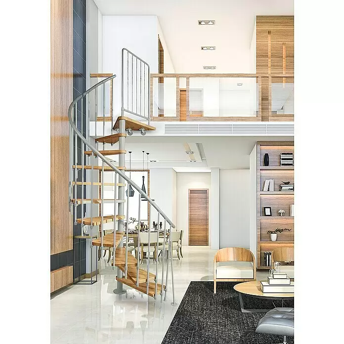 Atrium Spindeltreppe Novo - Farbton Metall: RAL 9006, Durchmesser: 140 cm, Buche, Geschosshöhe: 271,4 cm - 313,5 cm - Eine moderne Wendeltreppe mit hellen Holzstufen und grauem Metallgeländer, die zwei Ebenen in einem hellen, offenen Wohnbereich verbindet.