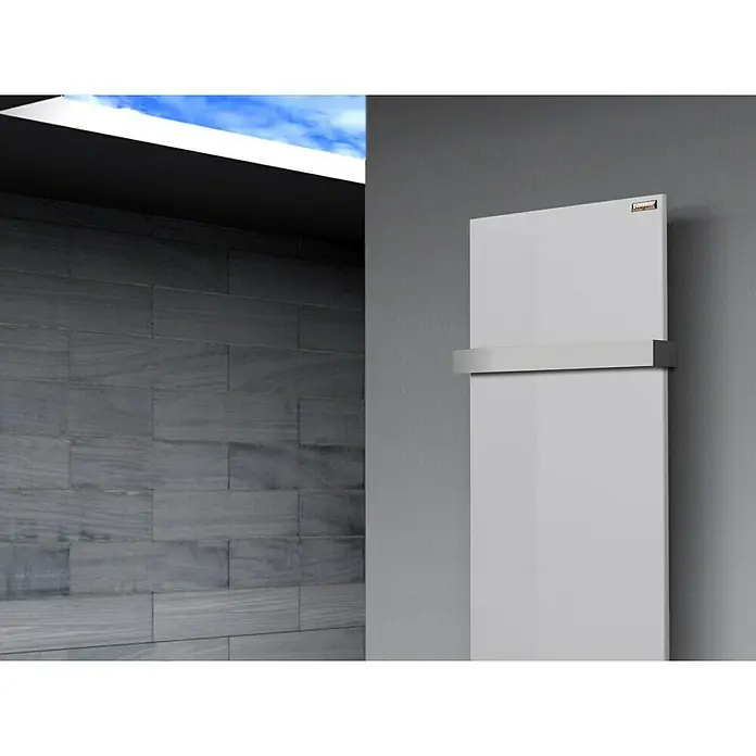 Szagato Designheizkörper Manhattan 2 - B x H: 470 x 1.200 mm, Wärmeleistung bei Vorlauftemperatur von 75 °C (D: 50): 799 W, Weiß, Mit 1 Handtuchhalter (50 mm) - Moderner, weißer Heizkörper an der Wand, der Wärme und Stil in jedes Badezimmer bringt. Das elegante Design fügt sich nahtlos ein.