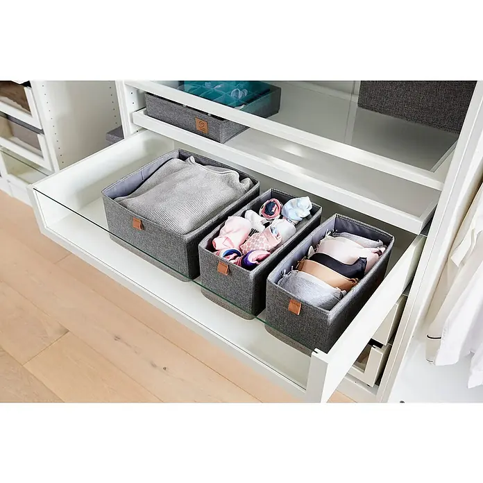 Aufbewahrungsbox-Set - 3 -tlg., Textil, Grau - Ein offener Kleiderschrank-Schublade mit grauen Stoffbehältern, die Pullover, Socken und BHs enthalten. Ideal für die Aufbewahrung von Kleidung.