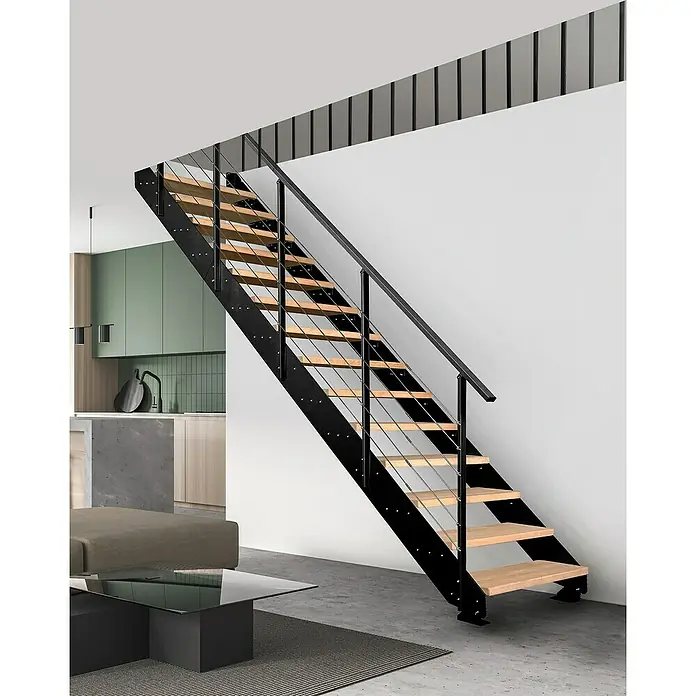 Atrium Wangentreppe Prosto - Farbton Metall: RAL 9005, Breite: 80 cm, Buche, Geschosshöhe: 274,5 cm - 285 cm - Moderne Treppe mit schwarzen Metallrahmen und hellen Holzstufen, die ein elegantes Designelement im Raum darstellt.