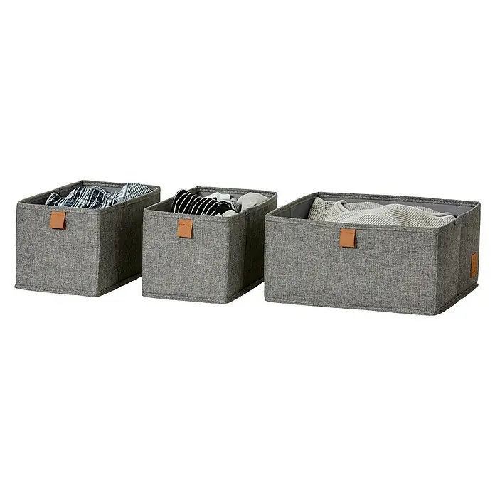 Aufbewahrungsbox-Set - 3 -tlg., Textil, Grau - Drei graue Stoffaufbewahrungsboxen, die mit Kleidung gefüllt sind, bieten stilvolle und praktische Stauraumlösungen für jeden Raum.