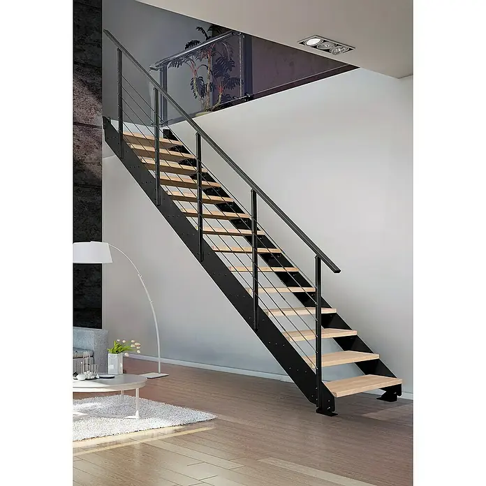 Atrium Wangentreppe Prosto - Farbton Metall: RAL 9005, Breite: 80 cm, Buche, Geschosshöhe: 274,5 cm - 285 cm - Eine moderne Treppe mit schwarzem Metallrahmen und hellen Holzstufen, die ein stilvolles Designelement im Raum darstellt.