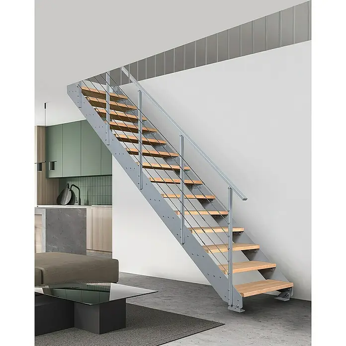 Atrium Wangentreppe Prosto - Farbton Metall: RAL 9006, Breite: 80 cm, Buche, Geschosshöhe: 274,5 cm - 285 cm - Moderne Treppe mit Holzstufen und grauem Metallgeländer, die ein stilvolles Innendesignelement darstellt. Sie fügt sich nahtlos in den Raum ein.