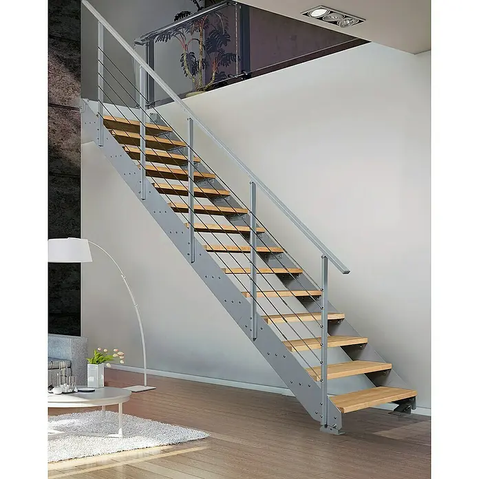 Atrium Wangentreppe Prosto - Farbton Metall: RAL 9006, Breite: 80 cm, Buche, Geschosshöhe: 274,5 cm - 285 cm - Bild einer modernen Treppe mit hellen Holzstufen und einem schlanken, grauen Metallgeländer, die ein offenes und helles Raumgefühl vermittelt.