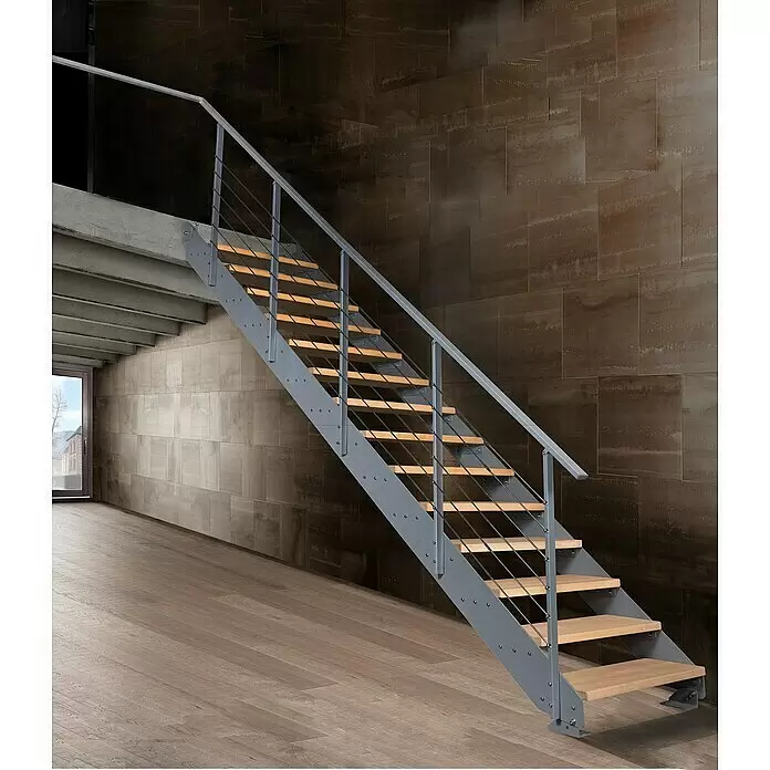 Atrium Wangentreppe Prosto - Farbton Metall: RAL 9006, Breite: 80 cm, Buche, Geschosshöhe: 274,5 cm - 285 cm - Moderne Innentreppe mit grauen Metallholmen, hellen Holzstufen und Metallstabgeländer in einem zeitgenössischen Raum.