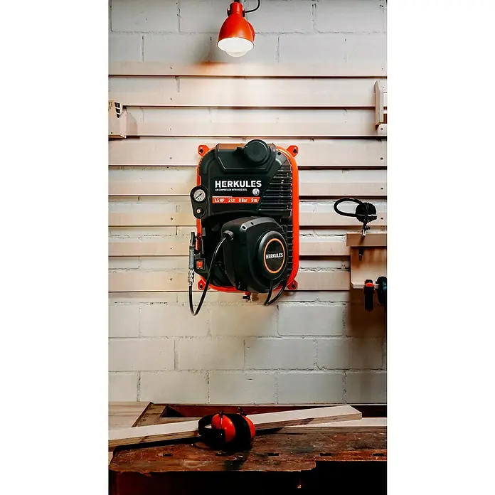 Herkules Kompressor Walltech Pro - Max. Druck: 8 bar, 2 l - Wandmontierter Herkules Luftkompressor mit Schlauchtrommel in orange und schwarz mit Manometer und weiteren Details.