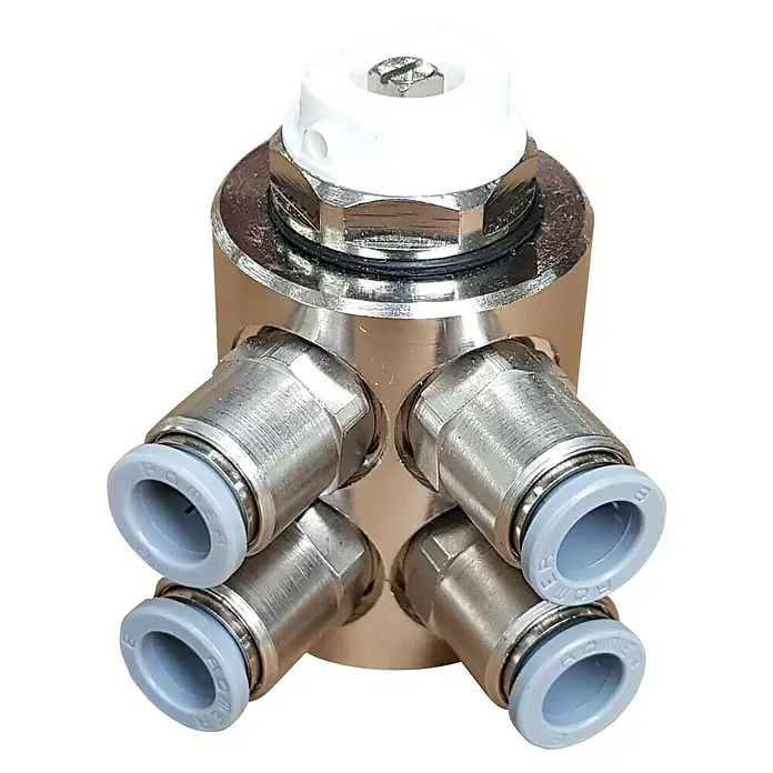 Admiral Verteilerfinger - 4-fach - Ein Messingverteiler mit vier Anschlüssen und einem weißen Anschluss oben, ideal für präzise Fluidverteilung.