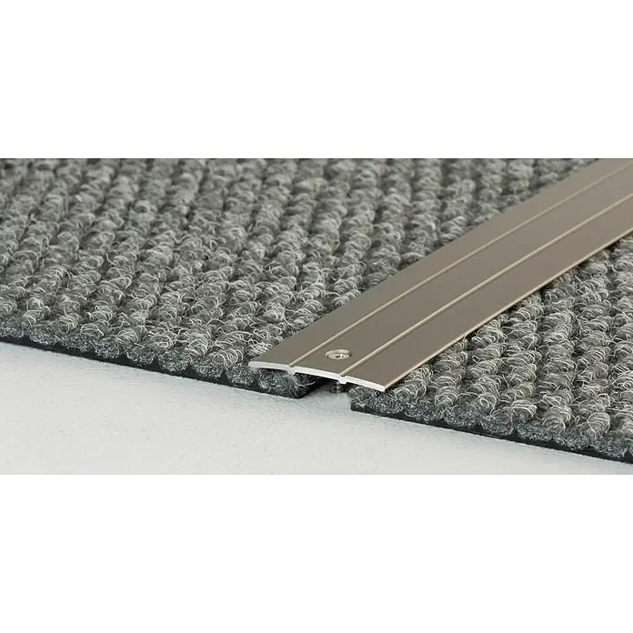 LOGOCLIC Übergangsprofil 132 - Edelstahl matt, 1 m x 38 mm x 2,5 mm, Montageart: Schrauben - Bild einer Übergangsschiene aus Metall auf einem grauen Teppich.