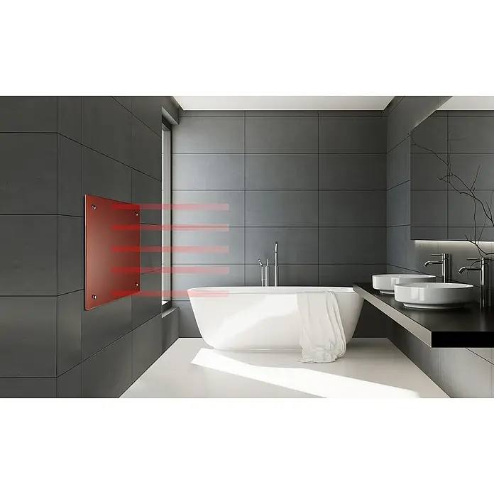 Admiral Infrarot-Glasheizkörper - 500 x 500 mm, 350 W, Rot - Ein modernes Badezimmer mit einem Infrarot-Heizpaneel an der Wand, das Wärme abstrahlt. Die Badewanne und die Waschbecken sind in Weiß gehalten.