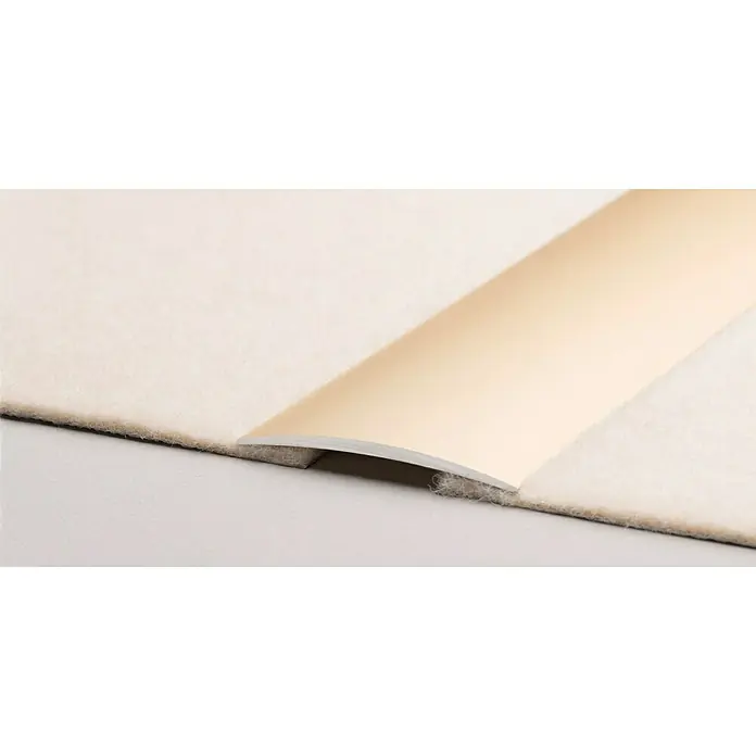 LOGOCLIC Übergangsprofil 134 - Sahara, 1 m x 60 mm x 5 mm, Montageart: Kleben - Detailaufnahme eines Teppichübergangsprofils in Beige, das einen sauberen Übergang zwischen Teppich und Bodenbelag schafft.