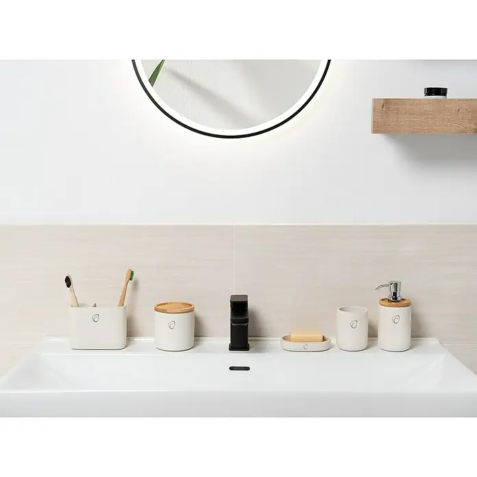 Camargue Zahnputzbecher Vero Typ 2 - Beton, Sand - Elegantes Badezimmer-Set mit Seifenspender, Zahnputzbecher und Seifenablage auf einem modernen Waschbecken. Stilvolle Badaccessoires.