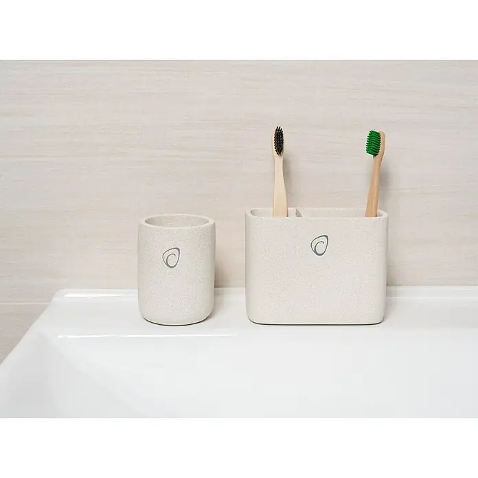 Camargue Zahnputzbecher Vero Typ 2 - Beton, Sand - Zahnbürstenhalter-Set mit zwei Zahnbürsten auf einem Waschbecken. Praktisches & stilvolles Accessoire für jedes Badezimmer.