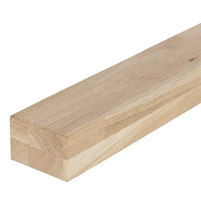 Regalstollen - Eiche, 2.500 x 58 x 38 mm - Nahaufnahme eines hellen, unbehandelten Holzpfostens, ideal für Bau- oder Handwerksprojekte, vor einem schwarzen Hintergrund.