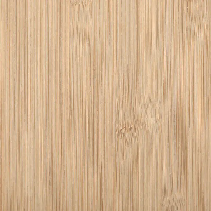 Exclusivholz Leimholzplatte - Bambus, Qualitätsstufe Leimholzplatte: A/B, 800 x 400 x 18 mm - Nahaufnahme einer hellen Holzoberfläche mit feiner Maserung, ideal für Hintergründe oder Texturen im Design.