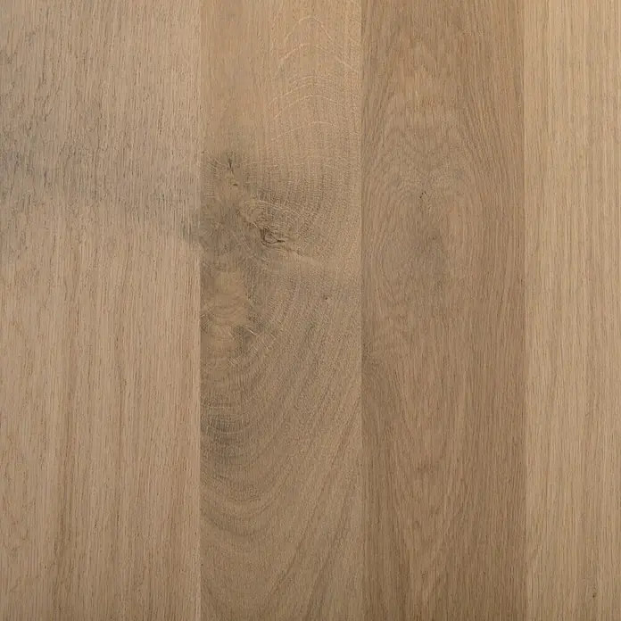 Exclusivholz Leimholzplatte Rustic - Eiche, Qualitätsstufe Leimholzplatte: B/C, 2.000 x 600 x 20 mm - Nahaufnahme von hellem Holzfußboden mit Maserung. Das geölte Holz zeigt natürliche Farbvariationen und eine glatte Oberfläche.