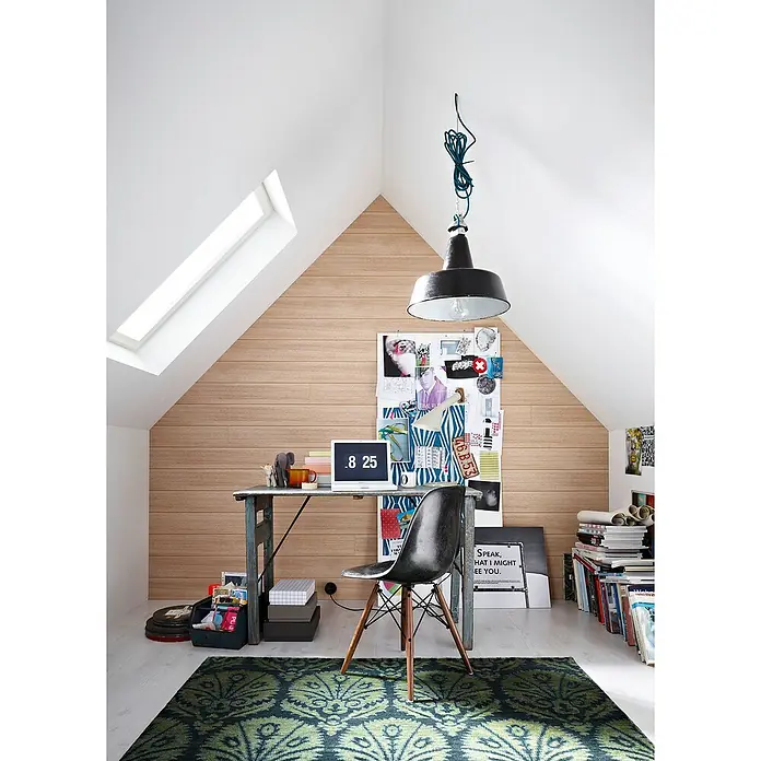 SCHÖNER WOHNEN-Farbe Wandfarbe Polarweiß-Spray - Weiß, Matt, 150 ml, Konservierungsmittelfrei - Ein stilvolles Dachzimmer-Arbeitszimmer mit Schreibtisch, Stuhl, Lampe und einer inspirierenden Moodboard-Wand, die eine kreative Atmosphäre schafft.