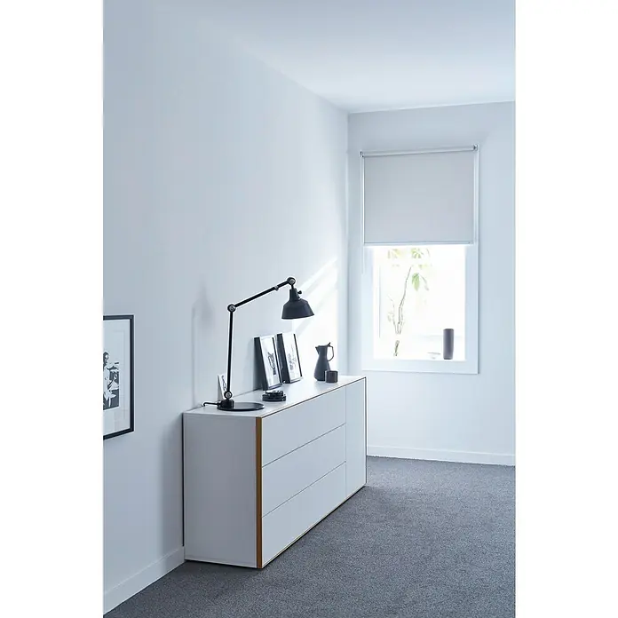 SCHÖNER WOHNEN-Farbe Wandfarbe Polarweiß-Spray - Weiß, Matt, 150 ml, Konservierungsmittelfrei - Elegante Kommode mit minimalistischem Design, ergänzt durch eine stilvolle Schreibtischlampe und dekorative Accessoires.