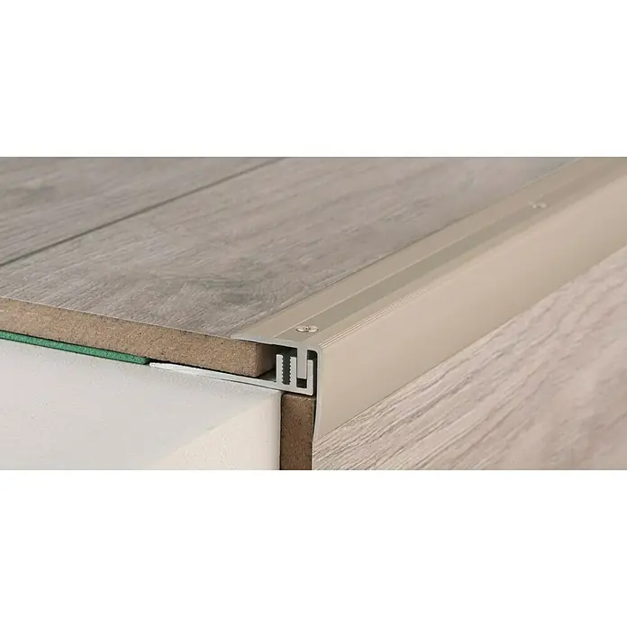 LOGOCLIC Treppenkantenprofil 229 - Edelstahl matt, 1 m x 27,7 mm x 27 mm, Montageart: Schrauben - Detailaufnahme einer Übergangsleiste aus Metall zwischen zwei Bodenbelägen. Eine elegante Lösung für den nahtlosen Übergang von Bodenarten.