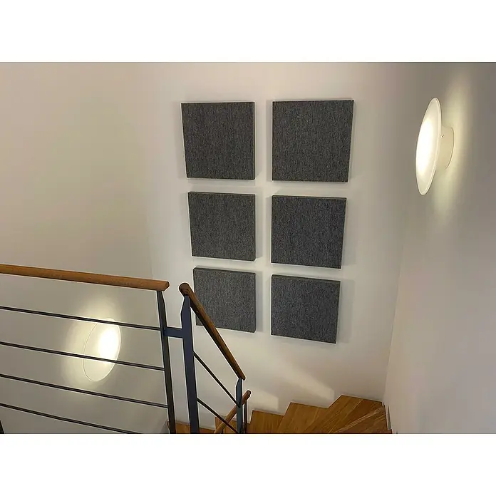 Silenti Akustikpaneel - 4 Stk., Anthrazit, 50 cm x 50 cm x 50 mm, 100 % Polyester - Akustikpaneele an einer Treppenhauswand.