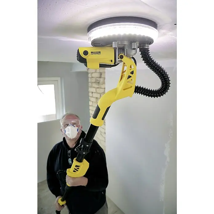 Stanley FatMax Lijadora de pared y techo SFMEE500S-QS - 750 W, Diámetro disco de lija: 225 mm - La lijadora de paneles de yeso Stanley con luces LED está en uso aquí, ayudando a suavizar las superficies perfectamente.