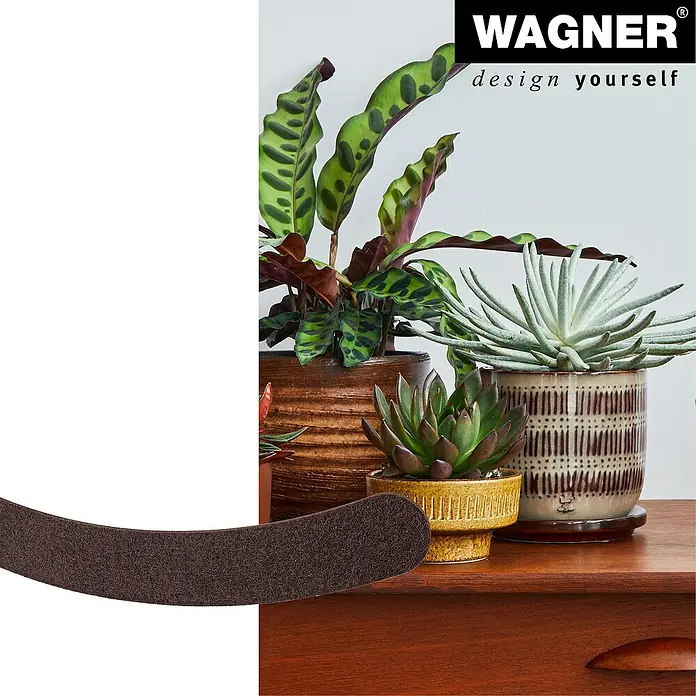 Wagner System Filzgleiter - Kleben, 4 Stk. - Das Bild zeigt verschiedene Zimmerpflanzen in dekorativen Blumentöpfen auf einem Holzmöbelstück, präsentiert von Wagner.