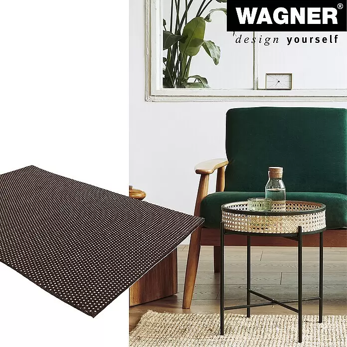 Wagner System Antirutschmatte - 420 x 297 mm, Filz, Braun, Beige - Dunkelbraune Antirutschmatte mit Punkten, teilweise sichtbar unter einem geflochtenen Teppich in einer Wohnzimmerszene.