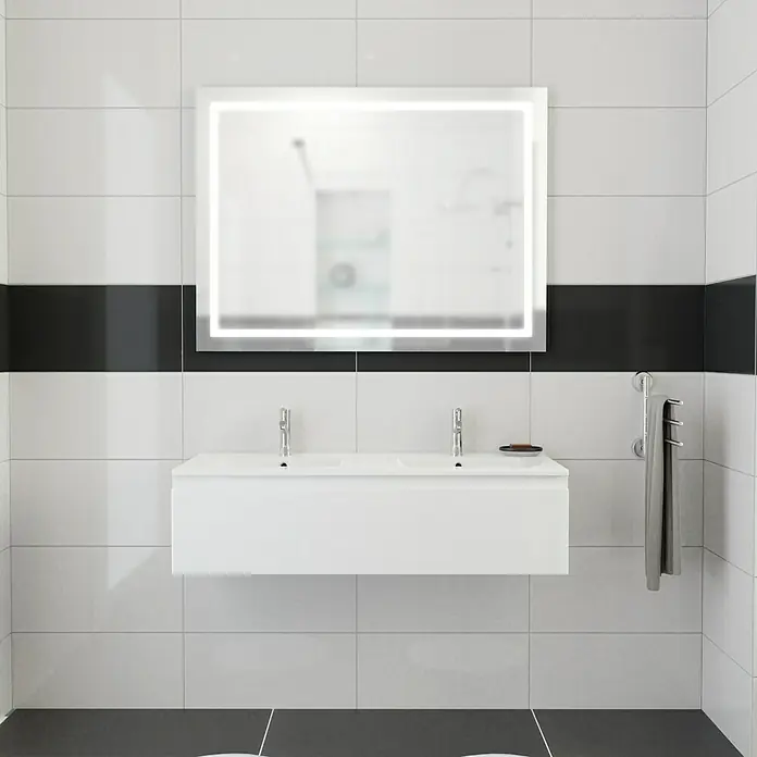 Camargue Espacio Badmöbel-Set K13 - 120 cm, Gama weiß glänzend - Elegantes Badezimmer-Interieur mit einem modernen, weißen Doppelwaschtisch und einem beleuchteten Spiegel, akzentuiert durch stilvolle, schwarze Farbakzente.