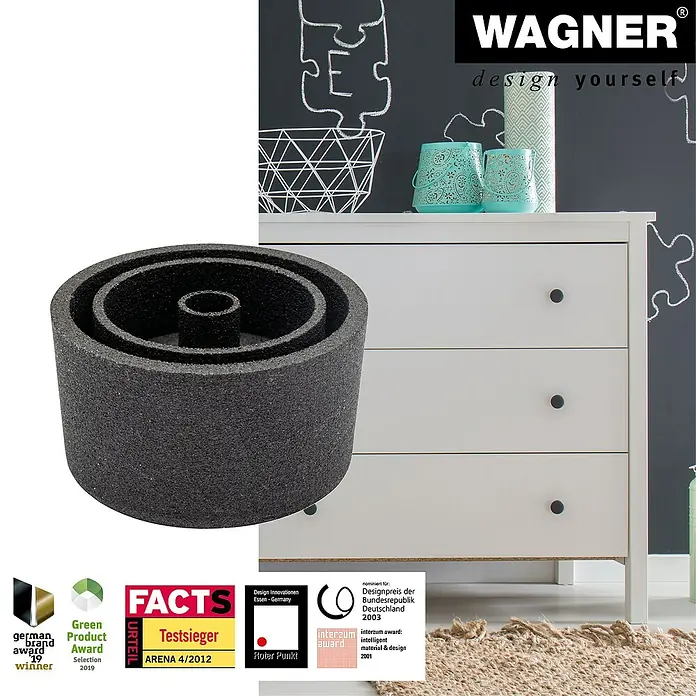 Wagner System Filzgleiter Basis - Durchmesser: 25 mm, Schrauben, 4 Stk. - Produktbild eines schwarzen, zylindrischen Möbelgleiters vor einem weißen Möbelstück und verschiedenen Auszeichnungen.