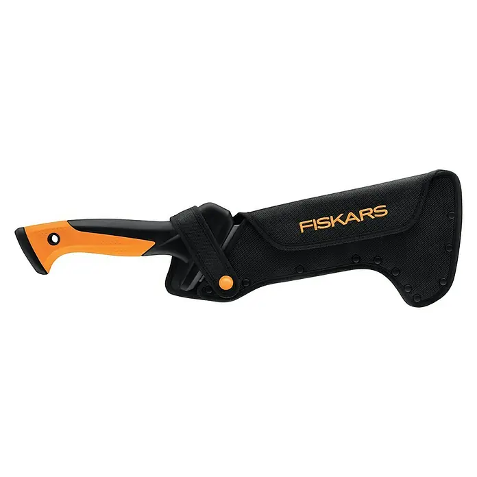 Fiskars Solid Machete mit Sägekante - Länge: 45 cm - Nahaufnahme eines Fiskars Buschmacheten-Werkzeugs mit orangefarbenem Griff in einer schwarzen Scheide mit dem Fiskars-Logo.