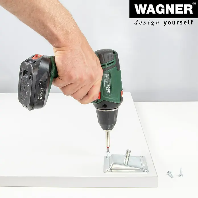 Wagner System Anschraubplatte - L x B: 90 x 88 mm, Stahl, Silber - Eine Nahaufnahme eines Akkuschraubers beim Anbringen einer Halterung an einem weißen Brett.