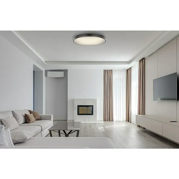 Globo Plafón redondo Wiss - 48 W, Ø x Al: 600 mm x 62,5 cm, Negro - Vista luminosa y moderna de la sala de estar con lámpara de techo, sofá blanco, chimenea de mármol y zona de TV. Diseño interior minimalista y elegante.