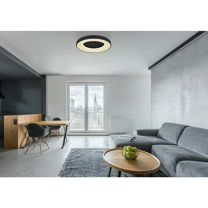 Globo Plafón LED redondo Jolly - 30 W, Negro, Blanco frío - Una moderna lámpara de techo en un salón elegante que combina luminosidad y diseño. Crea un ambiente agradable en la habitación.