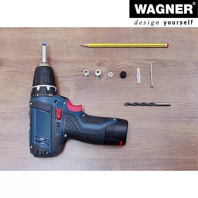 Wagner System Wandtürstopper EH5113 - 1 Stk., Edelstahl-Optik - Blauer und schwarzer Akkuschrauber mit Schraubbit, Bohrer, Bleistift, Schrauben und Dübeln auf Holztisch.