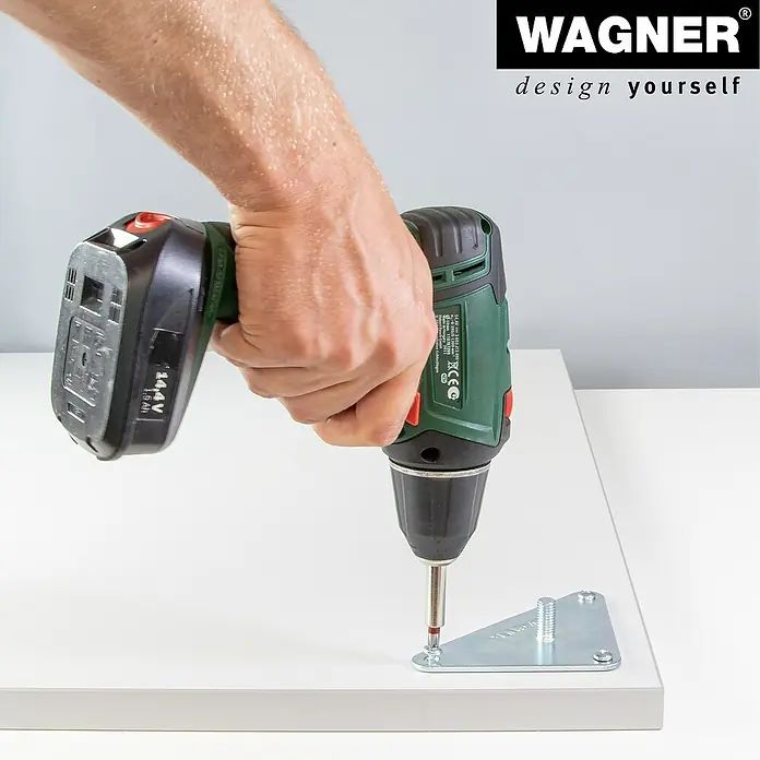 Wagner System Anschraubplatte - B x L: 110 x 140 mm, Stahl - Nahaufnahme eines Akkuschraubers beim Anbringen einer Metallhalterung an einer weißen Oberfläche. Wagner Werkzeug für Heimwerkerprojekte.