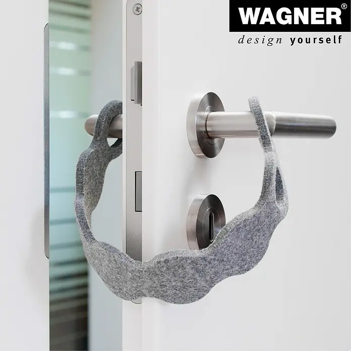 Wagner System Türkeil - L x B x H: 7,5 x 410 x 50 mm, Textil, Grau - Tür mit einem grauen Türstopper, der über den Griff gehängt ist.