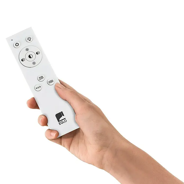 Eglo LED-Deckenleuchte PALMAVES 3 - 12 W, L x B x H: 55 x 39 x 8,9 cm, Nickel-matt, RGBW - Nahaufnahme einer Hand, die eine weiße EGLO-Fernbedienung mit mehreren Tasten und dem EGLO-Logo hält.