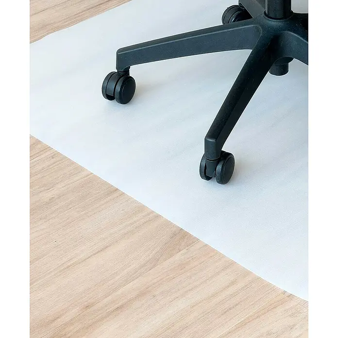 Alfombra protectora - Blanco, 90 x 90 cm - Silla de oficina con estructura negra y ruedas sobre una alfombra blanca colocada en un suelo de madera clara. Protege el suelo de arañazos.
