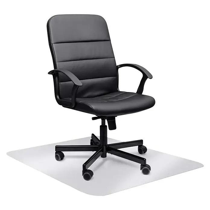Alfombra protectora - Blanco, 90 x 90 cm - Una silla de oficina negra con reposabrazos y ruedas sobre una alfombra transparente de protección para el suelo.