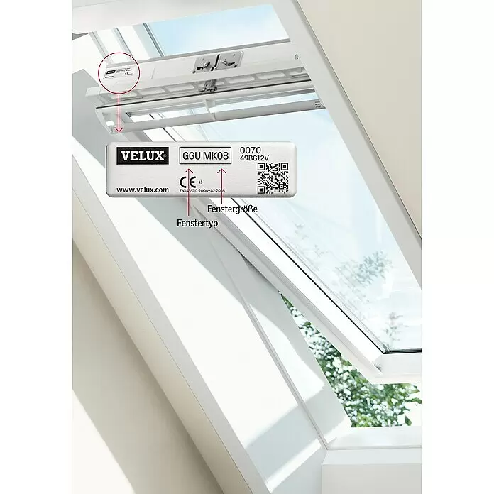Velux Dachfensterrollo DKL C06 4559S - Farbe: Rehbraun - 4559S, Farbe Schiene: Aluminium, Manuell - Velux Dachfenster, nach außen geöffnet, mit sichtbarem Typenschild, das Modell GGU MK08 und Größe 0070 zeigt.